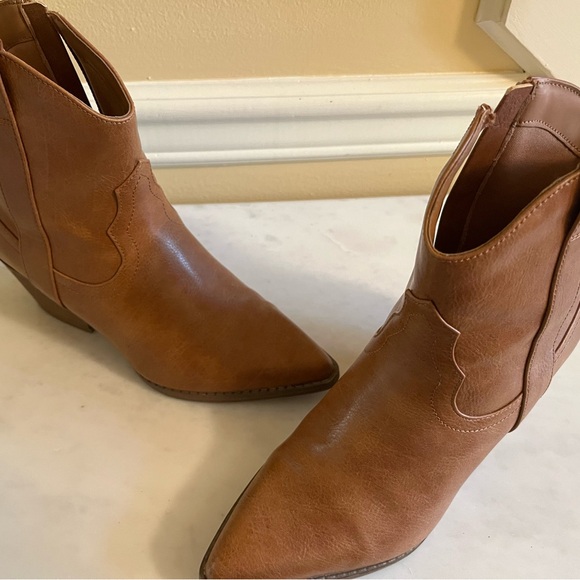 Universal Thread Tan Western Booties; Size 6 - Picture 1 of 5